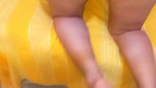 Mi hermosa hermanastra de gran trasero me hace sexo oral; se lo traga todo.