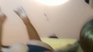 Mi hermosa hermanastra de gran trasero me hace sexo oral; se lo traga todo.