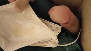 マスニーに興奮しすぎて、あふれ出す程大量射精してしまう変態君。