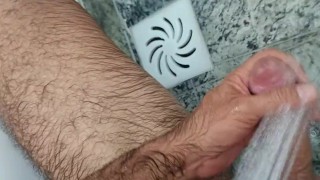 Acordei com tesão e gozei só com o chuveiro caindo na glande do meu pau grande e grosso
