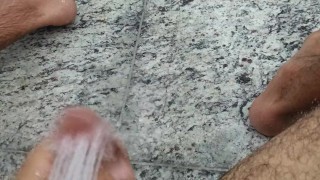 Acordei com tesão e gozei só com o chuveiro caindo na glande do meu pau grande e grosso