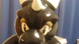 貞操具を付けたペットのラバードラゴン