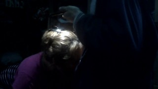 Me chupa el pene en la oscuridad mientras filmo