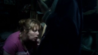 Me chupa el pene en la oscuridad mientras filmo