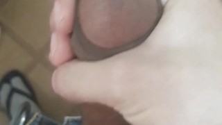 Chico masturbándose.