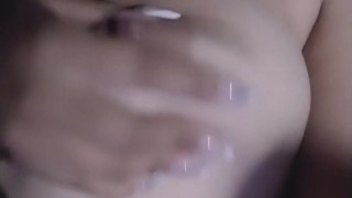 Chupando mis ricas tetas👅