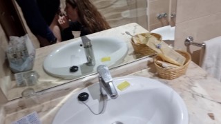 SEXO EN EL BAÑO DE UN HOTEL -pareja REAL-