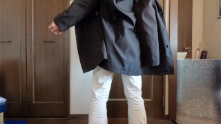 A man who wants to show off is masturbating his butt alone.