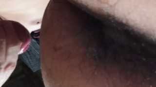 Llenando un culito peludo