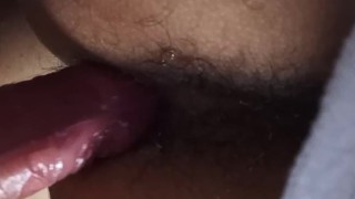 Llenando un culito peludo