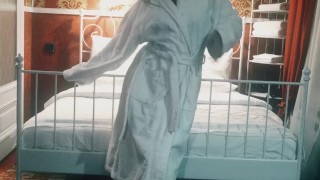 Блондинка ласкает себя и хочет секса