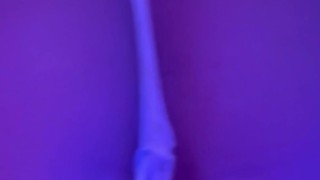 Блондинка пробует новый стул для секса