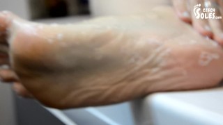 Smelly tennis socks (POV foot worship,gym socks, gym feet, foot smelling, stinky socks, smelly feet)