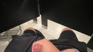 Joven macho se masturba en el gym, planet fitness Texas