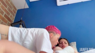 TE AGARRÉ! Le chupo las tetas para ustedes