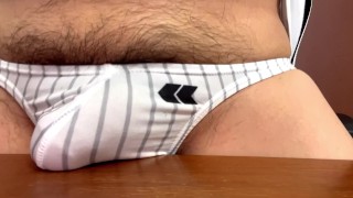 巨根　ゲイ　チンコをテーブルに擦り付ける動画