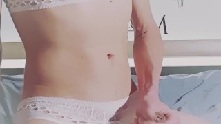 Sissyschlampe wichst im weißen Outfit