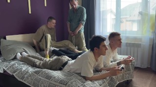 Парень пригласил друзей в гости и отчим и друг сочно выебали двух сладких твинков с гладким жопами