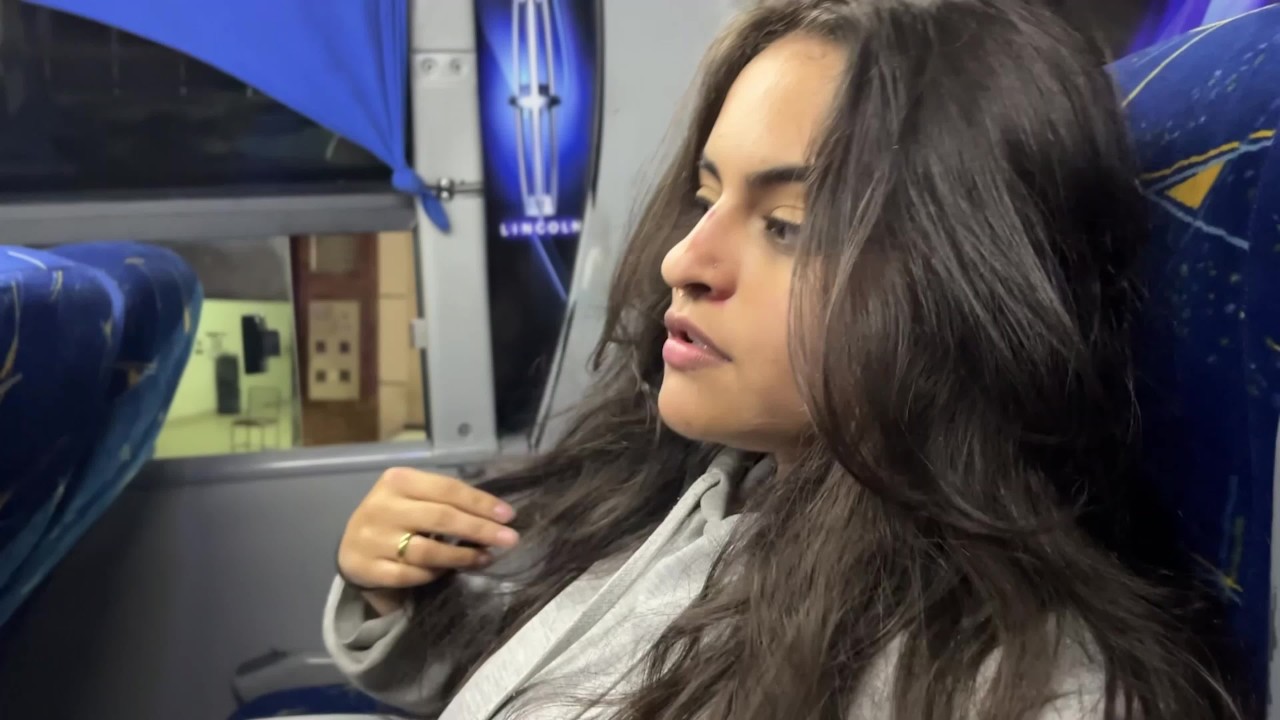 Eu chupo um passageiro desconhecido em um ônibus de verdade e ele goza na  minha boca