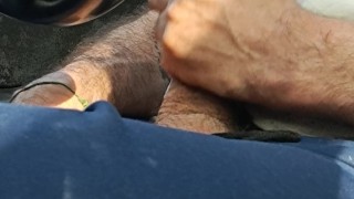 me pajeo en el coche y me corro en mi boca