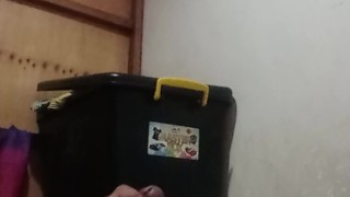 Nag jakol si kuya pag uwi galing school, Ang daming linabas na tamod.