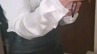 La puttana di Nikylamonella dalla gola profonda fa sesso con il postino senza preservativo