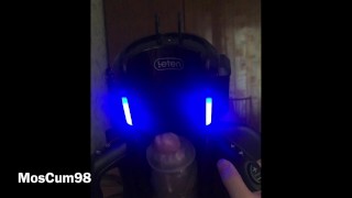 Парень впервые кончает от автоматического мастурбатора