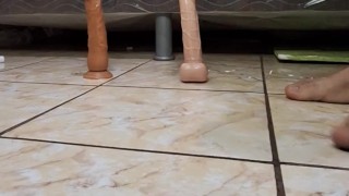 Joven es follado por dos dildos