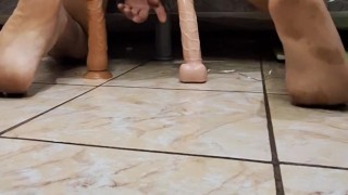 Joven es follado por dos dildos