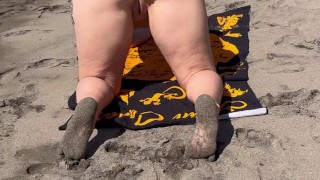 LittleFeet Plays With Her Hole On The Public Beach😈🥵