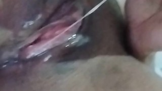 Vagabunda exibindo a sua buceta cremosa na webcam depois do orgasmo.