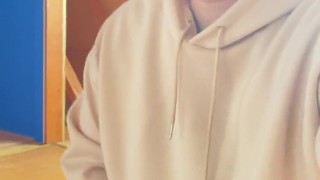 送られてきた動画は学校1モテる男子のオナニーで畳に精子を掛け始めた