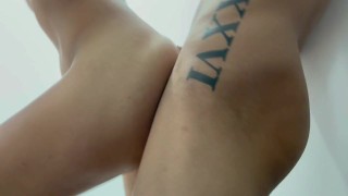 Me follo duro a mi hermanastra en las escaleras como consuelo por tener una pelea con su novio.