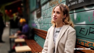 Ersties - Nina Js lesbische Gangbang-Fantasie wird wahr