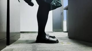 在没人的房间里穿着喜爱的jk制服自慰，很快就射精了~！