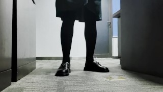 在没人的房间里穿着喜爱的jk制服自慰，很快就射精了~！