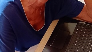 EXTRAIT - Au travail j'en profite pour me goder la chatte et le cul avant de squirter !