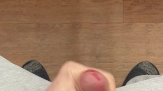 Быстро подрочил на балконе ( со стонами )