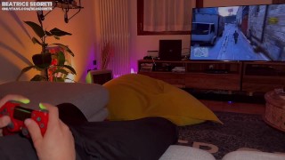 RAGAZZA FA UN POMPINO MENTRE LUI GIOCA ALLA PLAYSTATION E VIENE SCOPATA FORTISSIMO