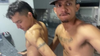 VECINO ME CHUPA EL PENE MIENTRAS FUMO