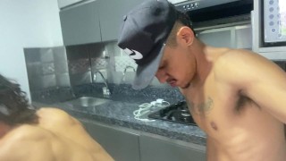 VECINO ME CHUPA EL PENE MIENTRAS FUMO