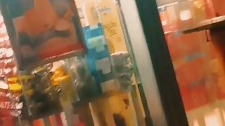 Sotto il cappotto la puttana nuda in autogrill
