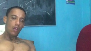 Hombre Negro de Gran Polla Se Masturba viendo Porno