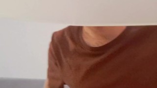 Molteplici orgasmi in omaggio al mio amico etero con fontana di sborra