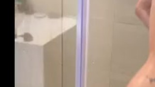 MASTURBANDOME LA VAGINA EN LA DUCHA DE UN HOTEL