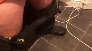 Dirty builder has a messy wank and cums all over the place