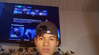 Guy masturbates and has cumshot in a condom