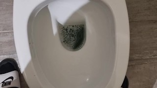 Pissing XL