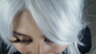 Invité al vecino a mi casa y me hizo chupar su polla gruesa, acabada en mi linda boca