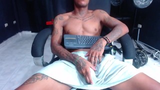 Hombre Caliente Masturbándose con Gran Polla